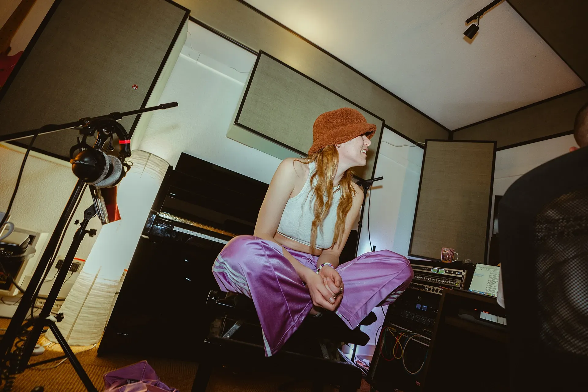 Eine Frau sitzt in einem Aufnahmestudio auf einem Stuhl.