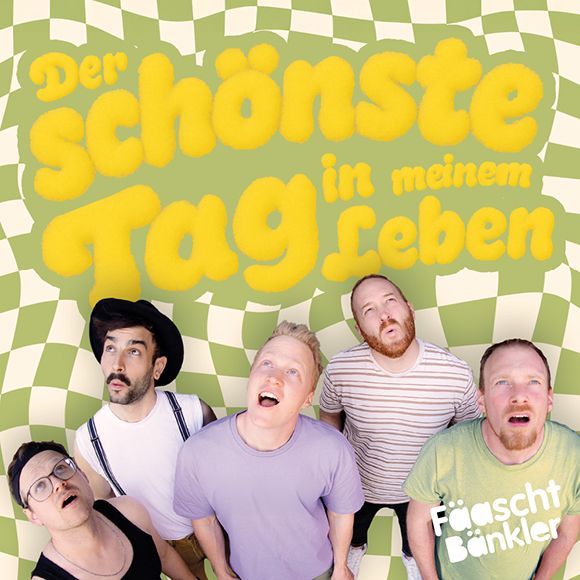 Album Cover: Die Band schaut nach oben, in einer Wolke steht „Der schönste Tag in meinem Leben“