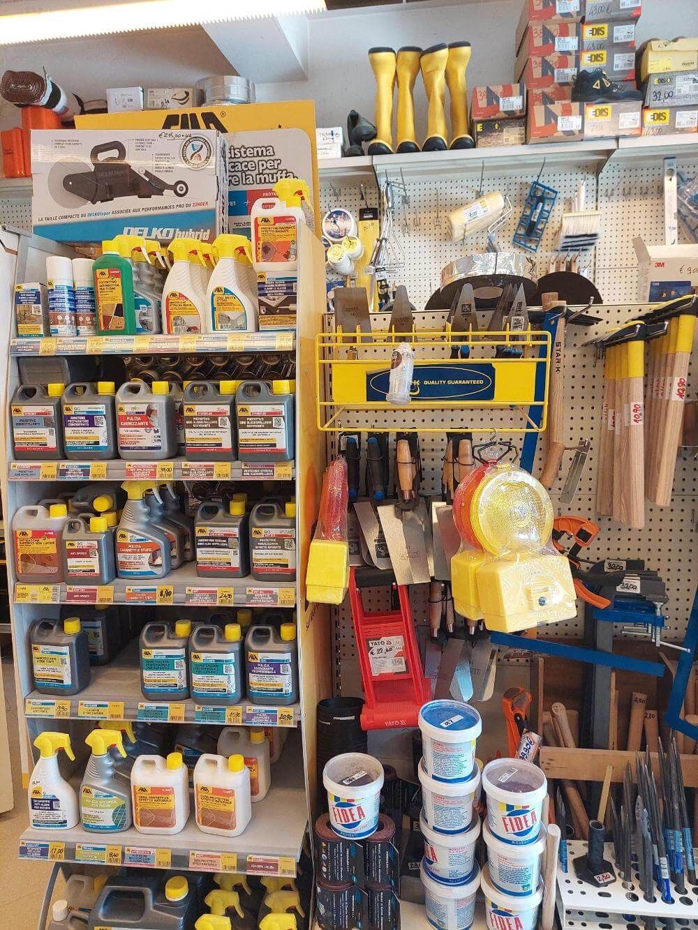 Un negozio pieno di molti prodotti e strumenti per la pulizia