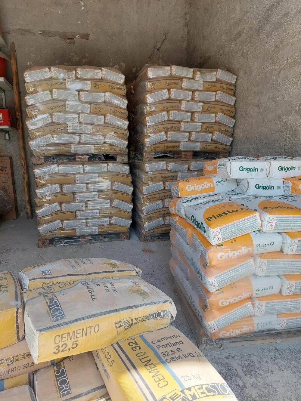 Sacchi di cemento accatastati uno sopra l'altro.