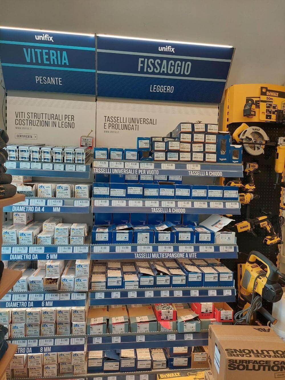 Un negozio attrezzi e viti.