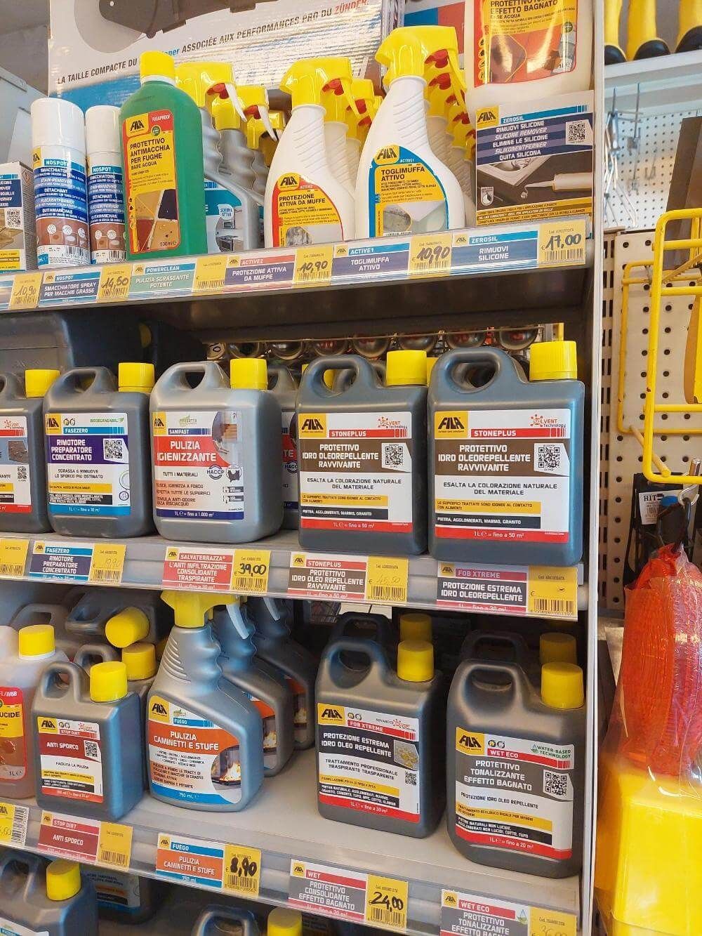 Uno scaffale del negozio pieno di diversi tipi di prodotti per la pulizia