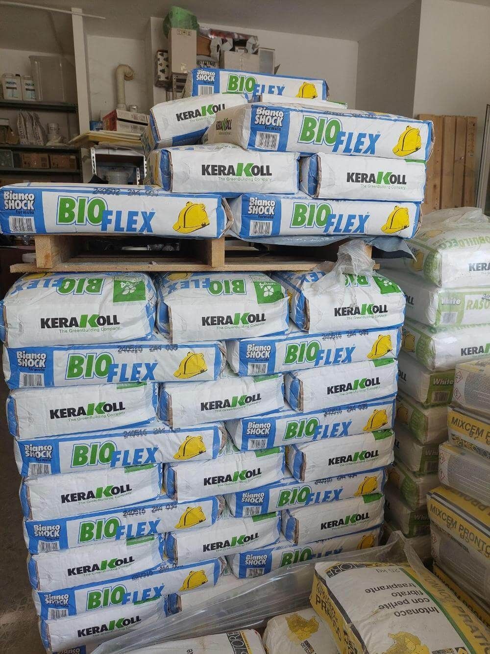 sacchetti di bioflex sono impilati uno sopra l'altro.