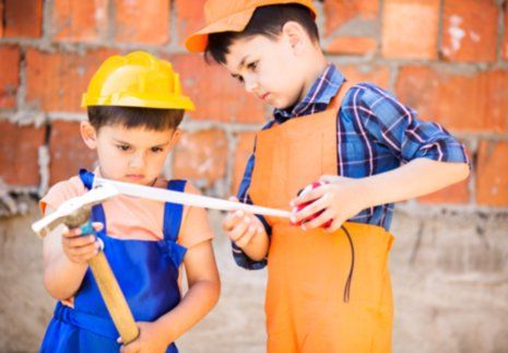 bambini giocano con attrezzi per la costruzione a Staranzano