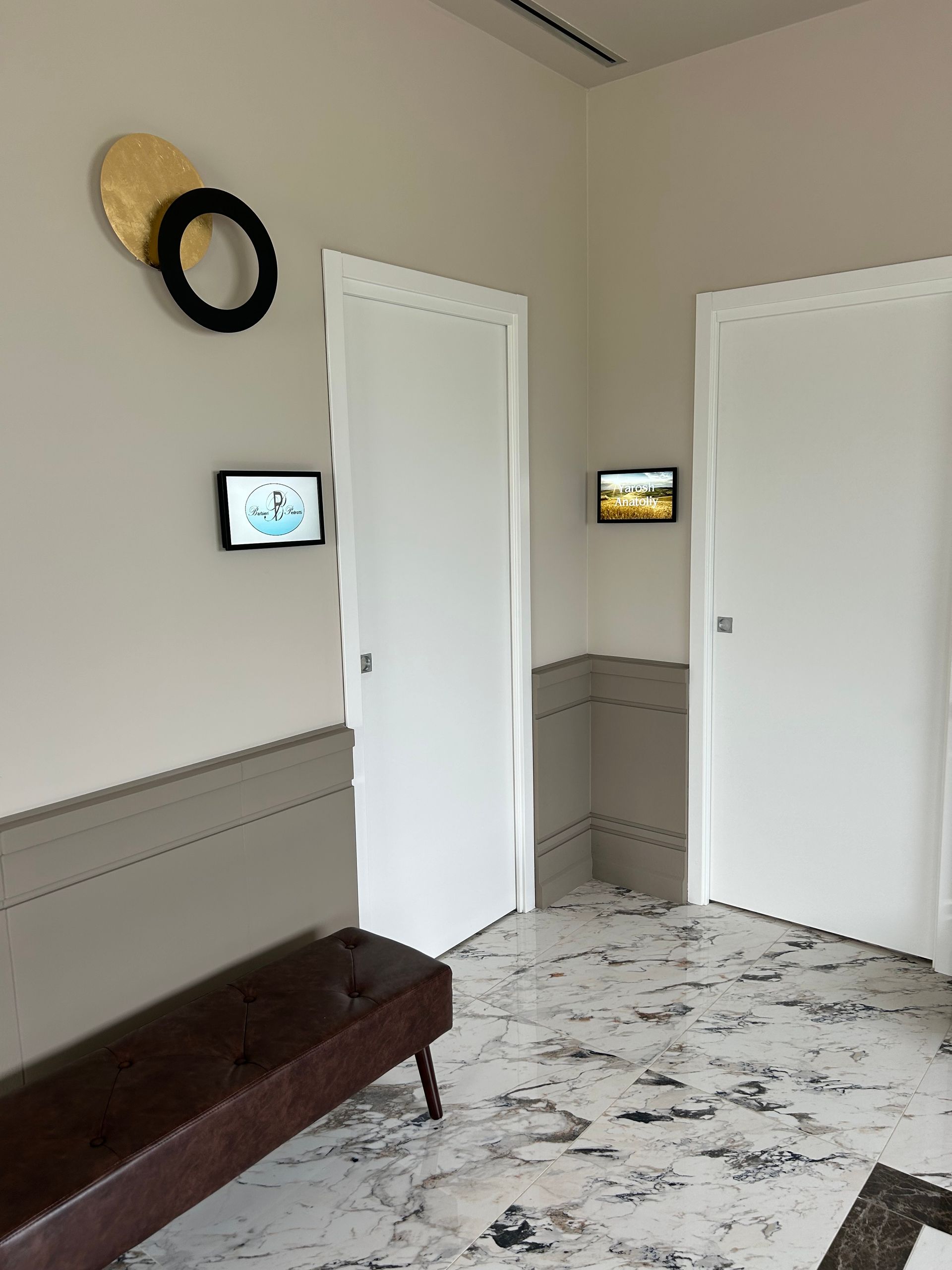 Un corridoio con una panca e un quadro sul muro con la scritta 