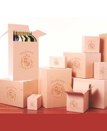 Un surtido de cajas de mudanza de color rosa pálido, que incluye una caja para ropa con perchas, cada una con el logotipo del escudo en color dorado.