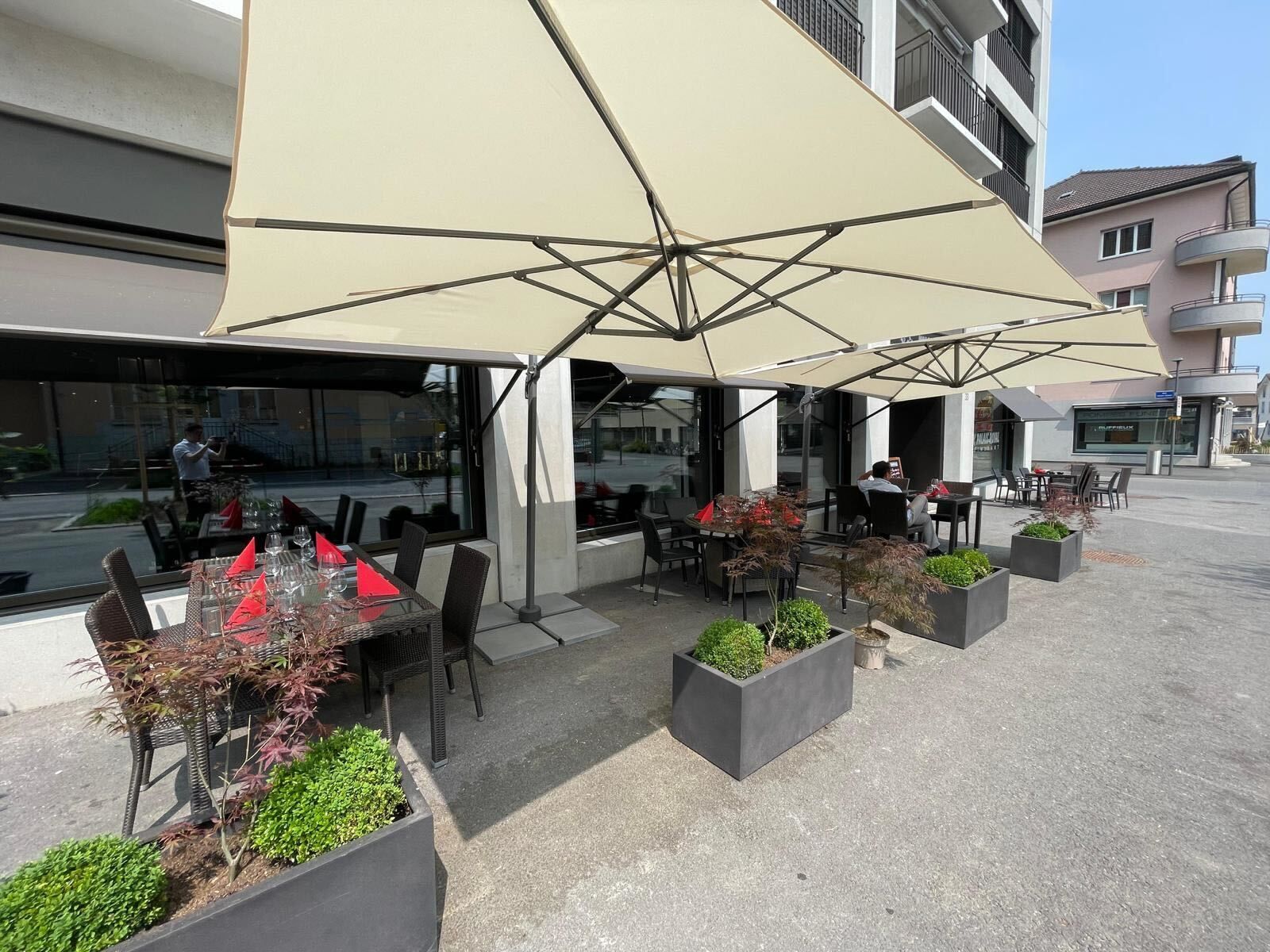 Terrasse ensoleillée Wok Palais Royal Bulle