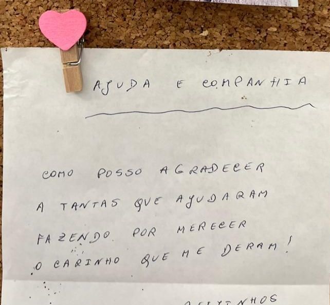 Um pedaço de papel com um coração rosa preso nele