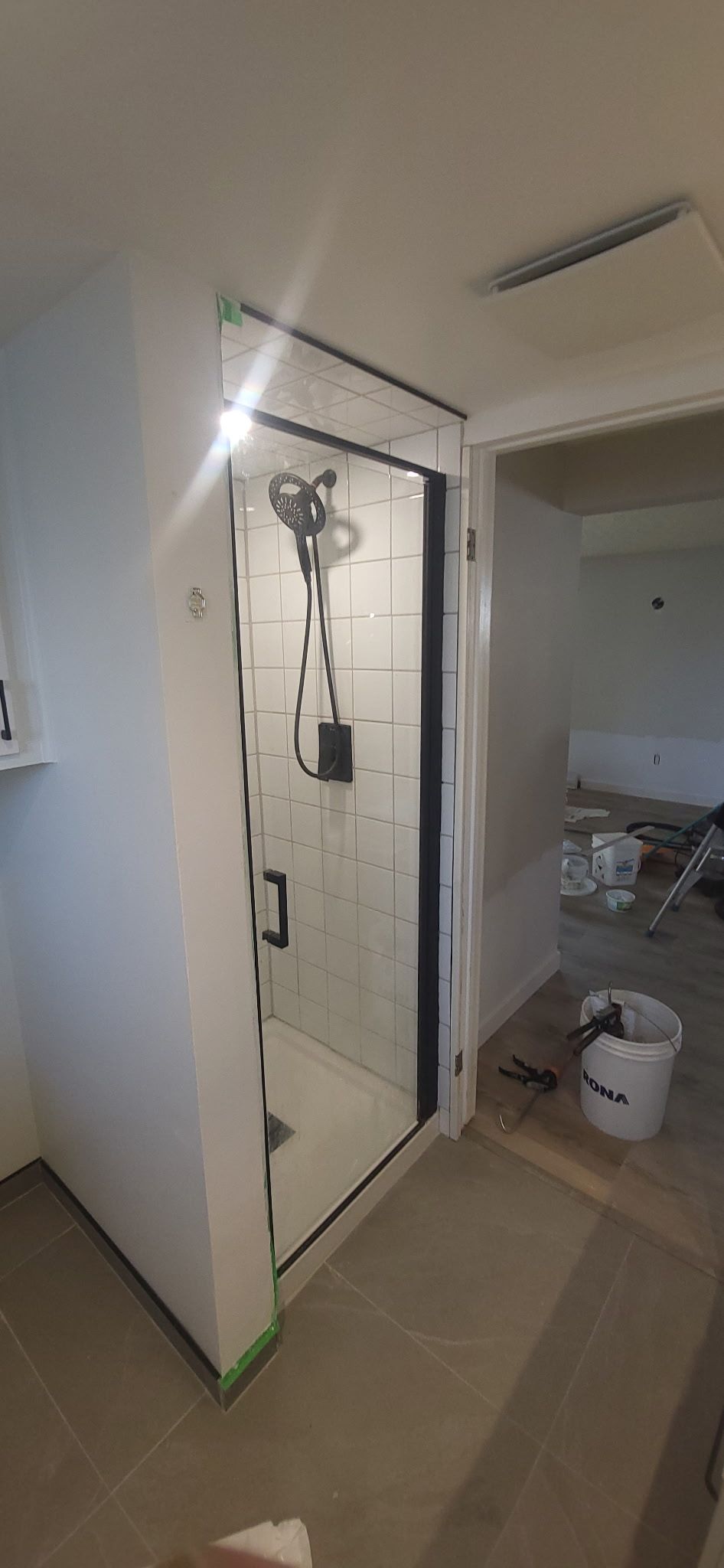 Une salle de bain avec une douche à l'italienne et une porte.