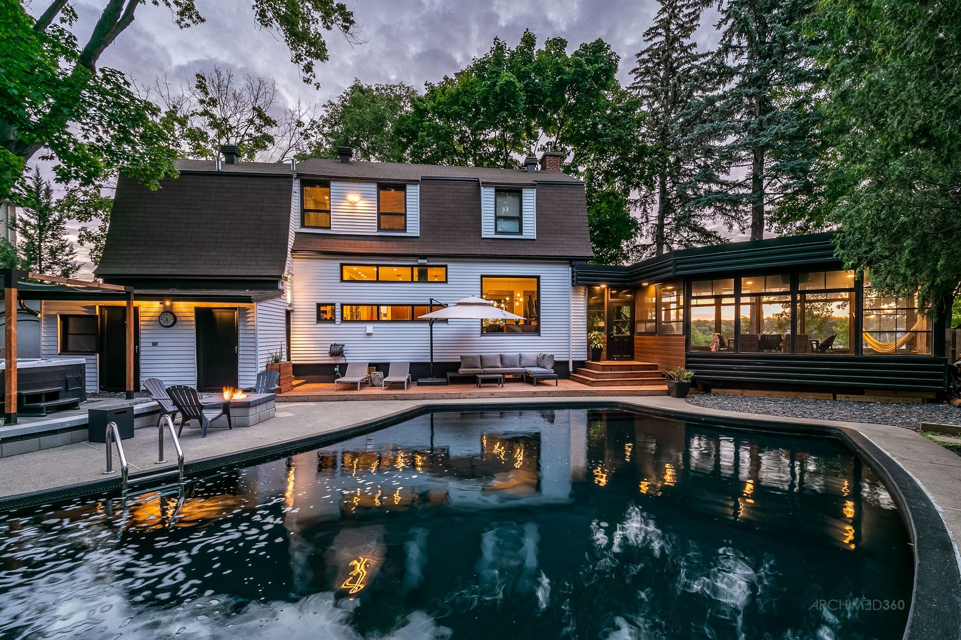 Une maison avec une grande piscine devant