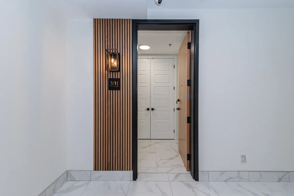 Une porte menant à une pièce avec une lumière sur le mur.