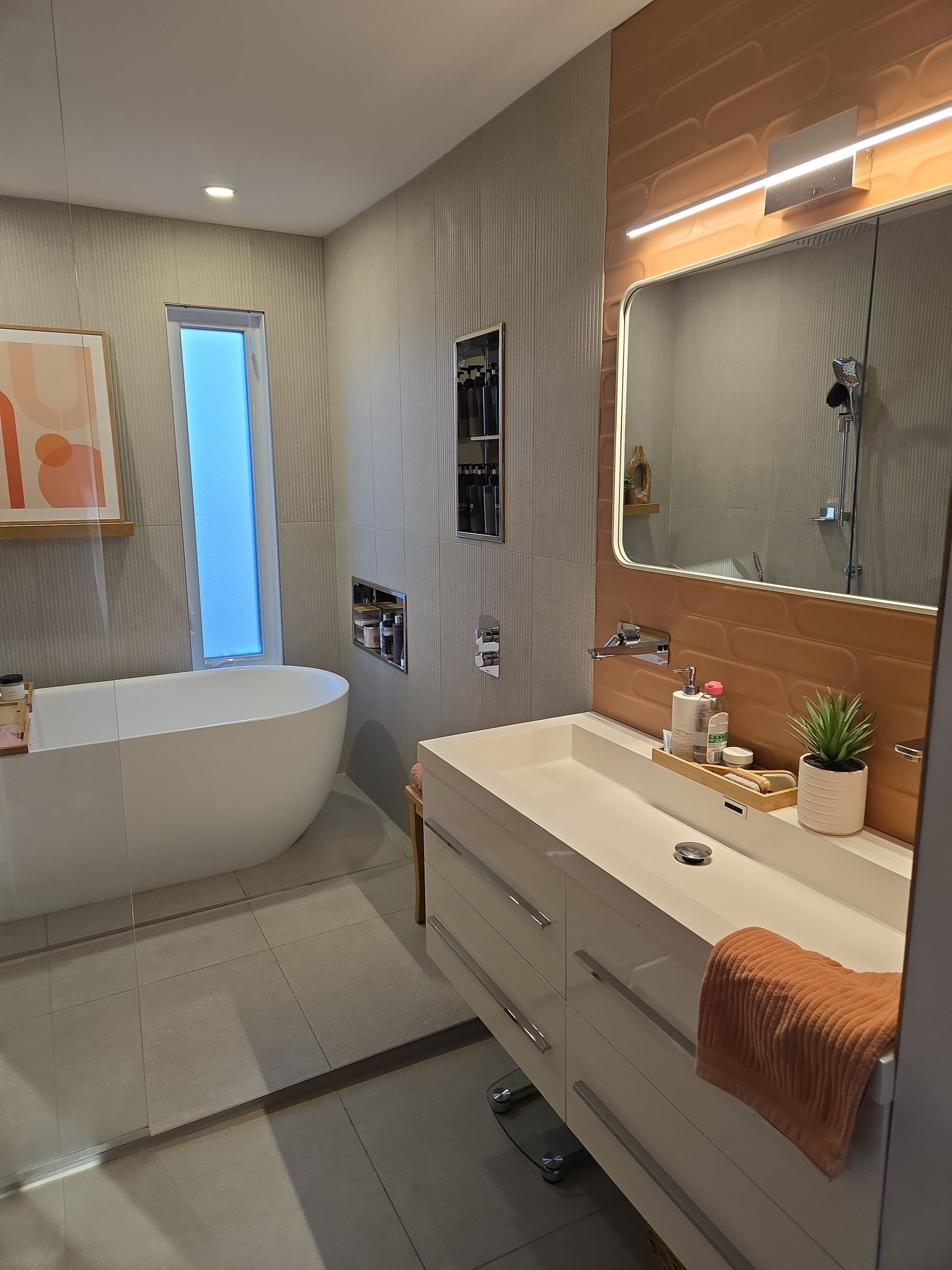 Une salle de bain avec baignoire, lavabo et miroir.