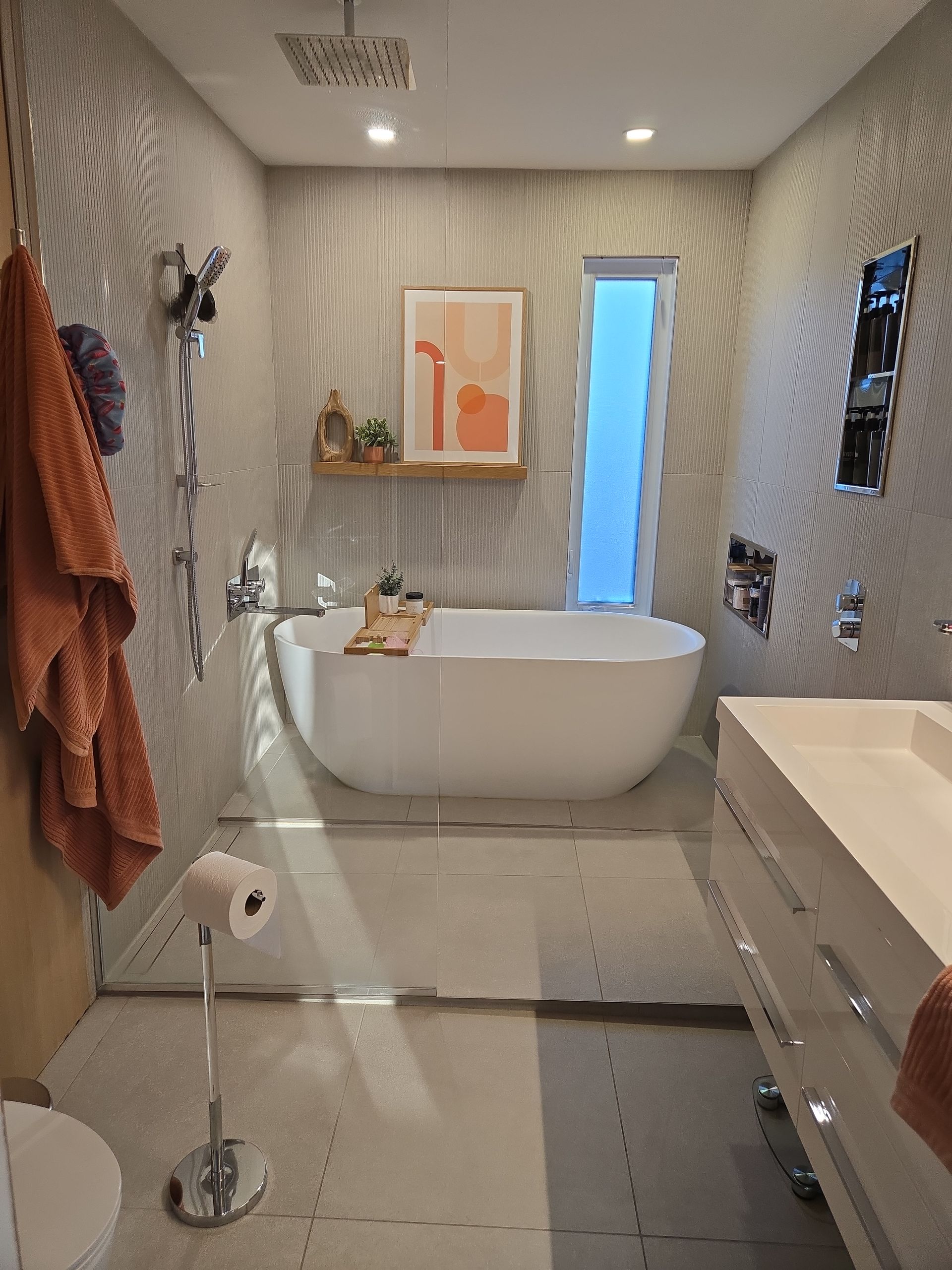 Une salle de bain avec baignoire, lavabo et toilettes