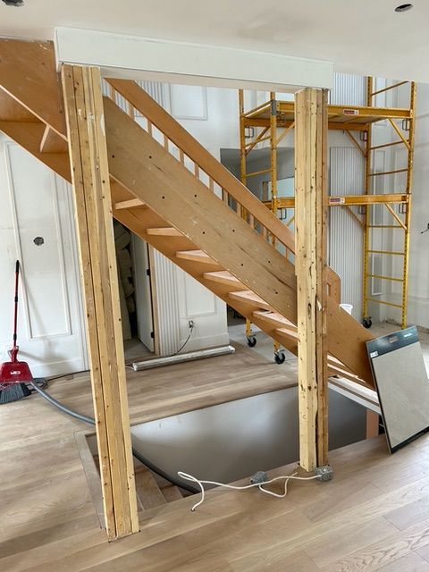 Un escalier en bois est en cours de construction dans une maison