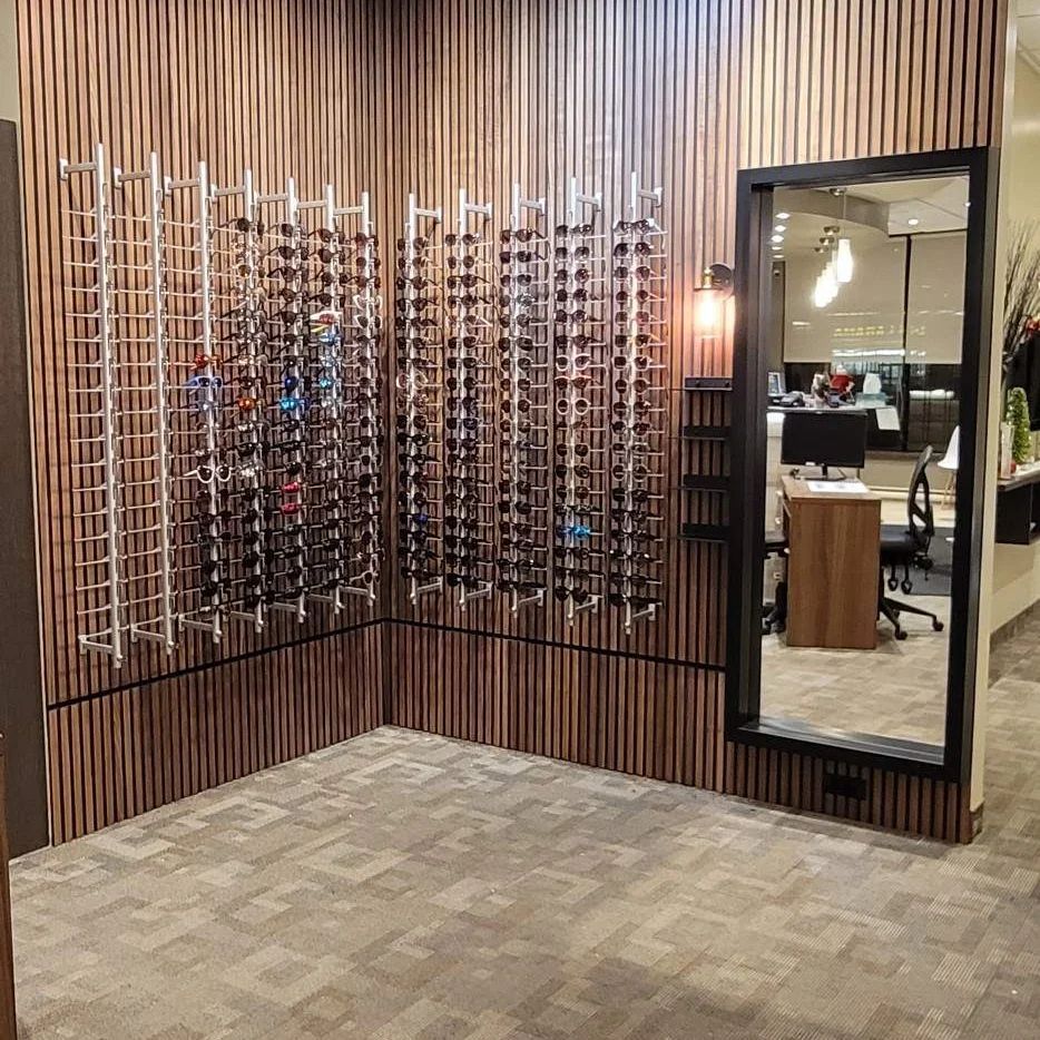 Une pièce avec beaucoup de verres accrochés au mur et un miroir.