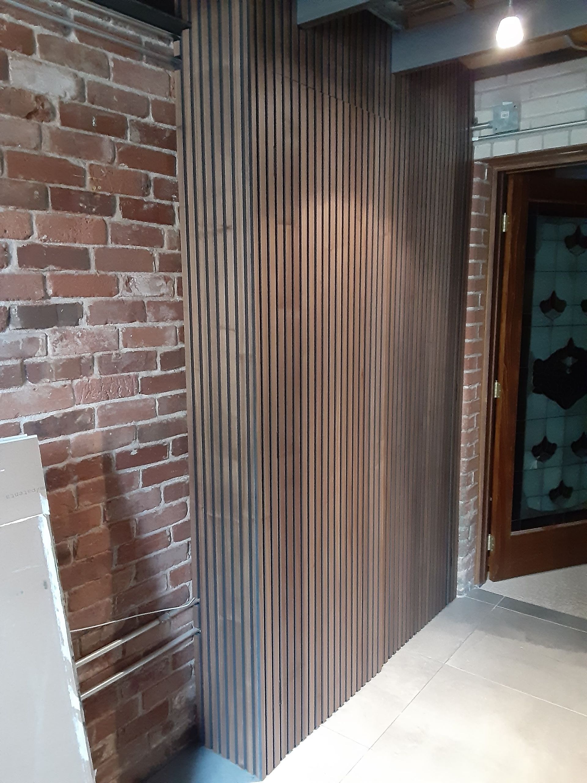 Une pièce avec un mur en briques et un mur en bois.