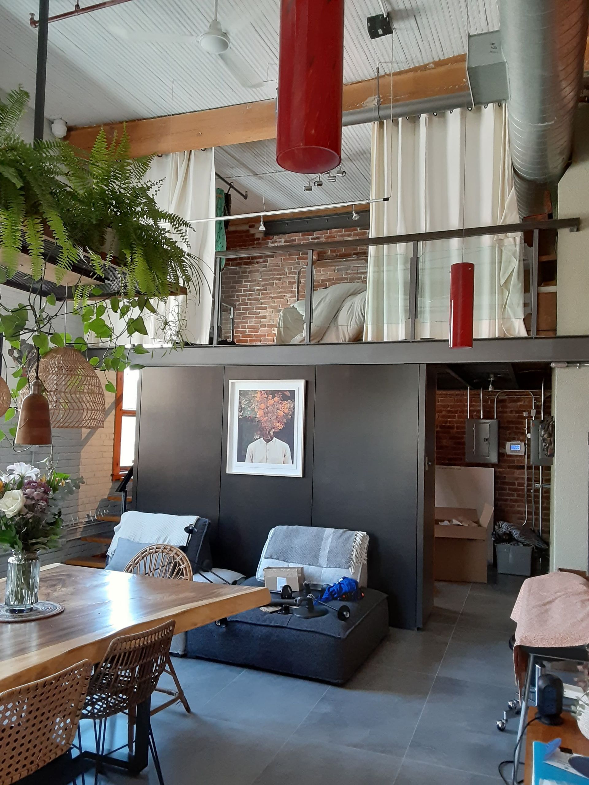 Un salon avec un canapé, une table et des chaises