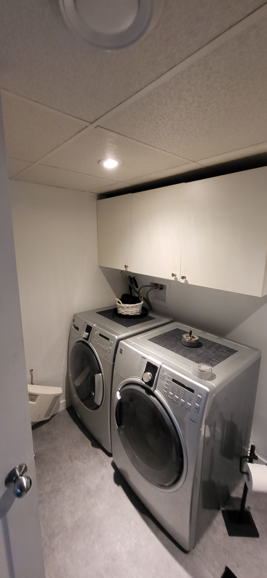 Une buanderie avec lave-linge et sèche-linge et un WC.