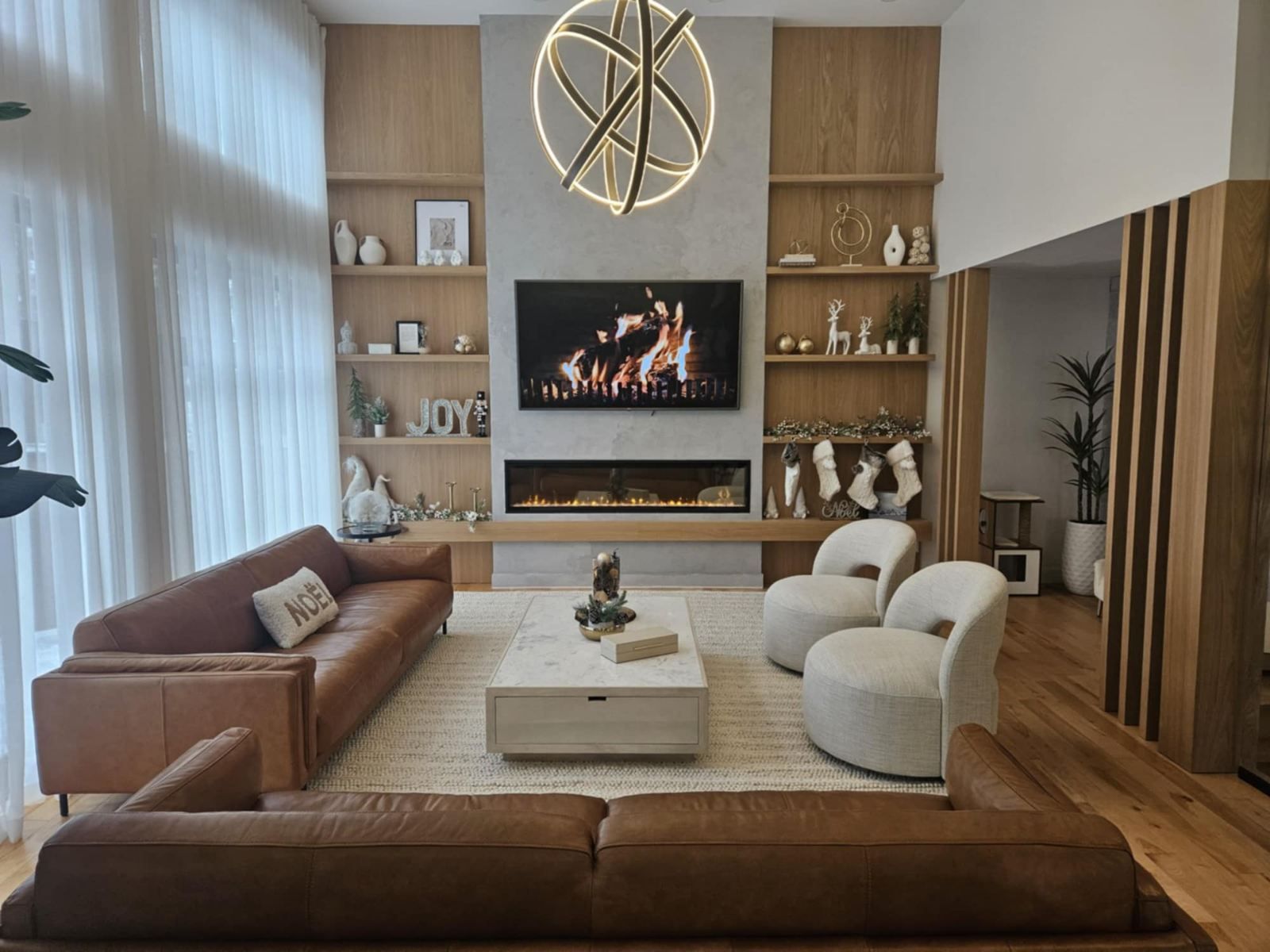 Un salon avec un canapé, des chaises, une table basse et une cheminée.