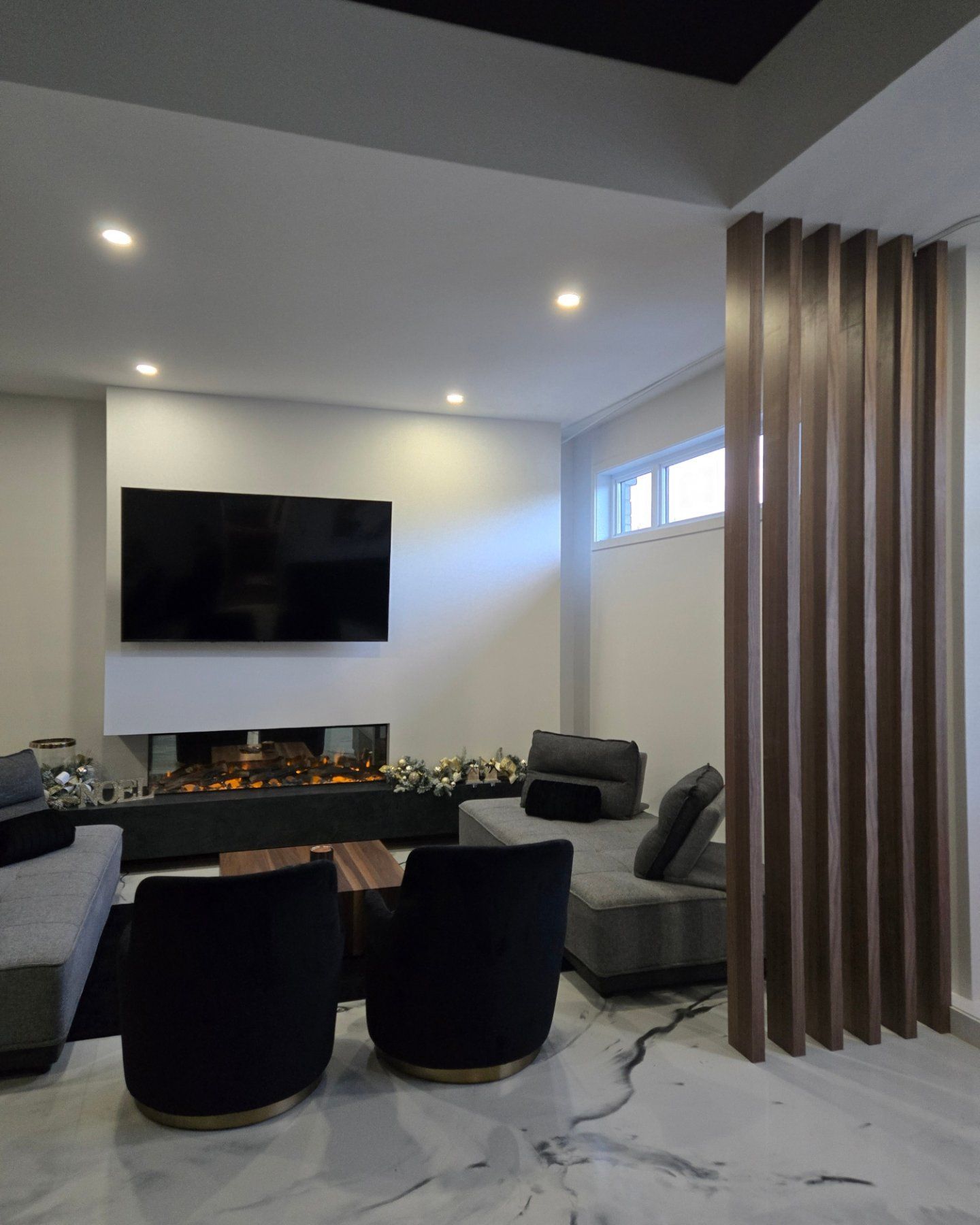 Un salon avec une cheminée et une télévision à écran plat