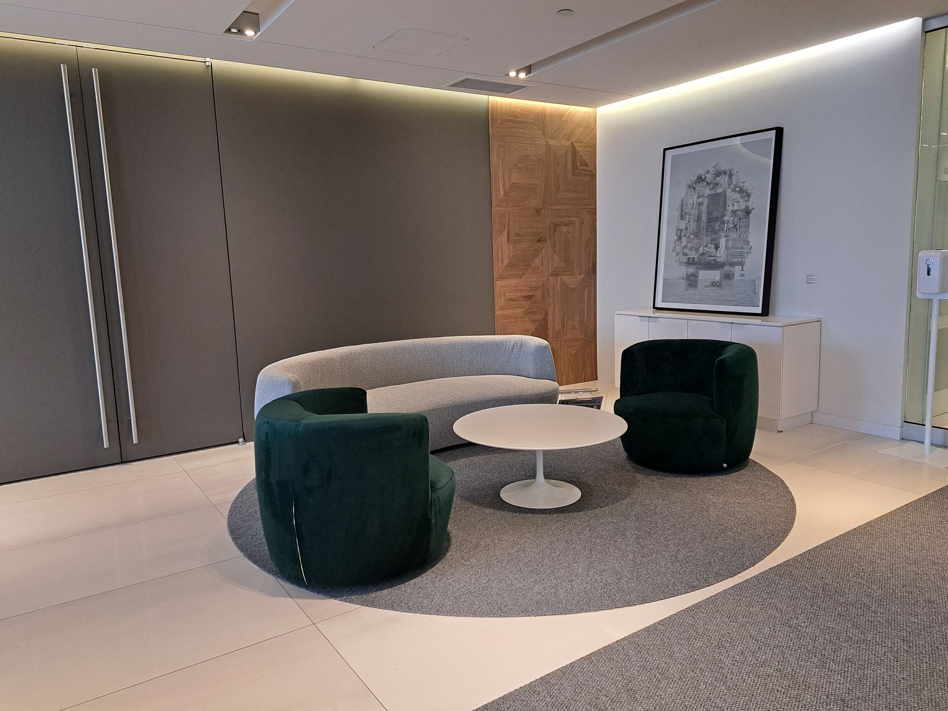 Un salon avec un canapé, des chaises et une table basse.