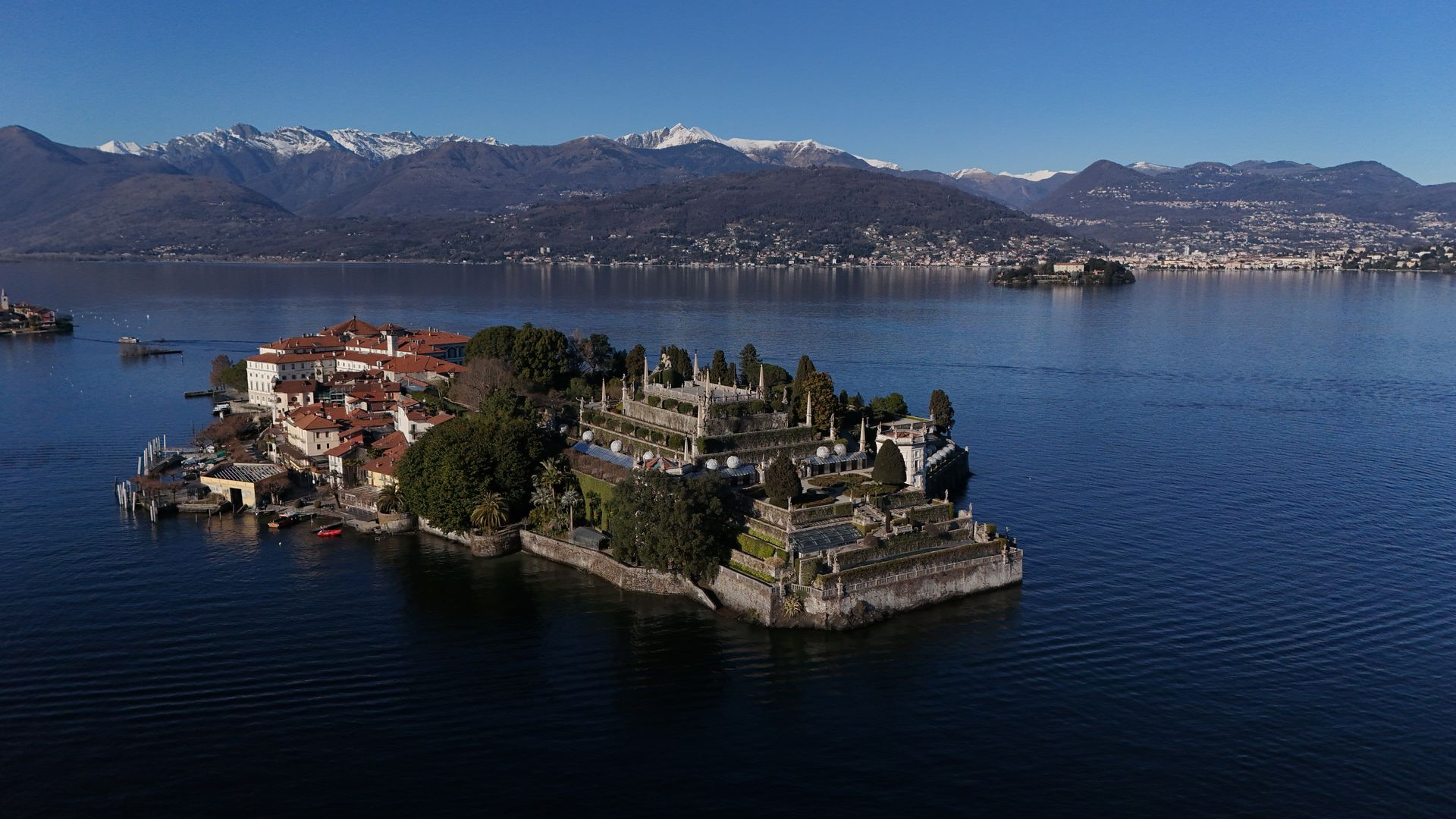 Una vista aerea di una piccola isola in mezzo a un lago.fantoni production dji mini 4 pro