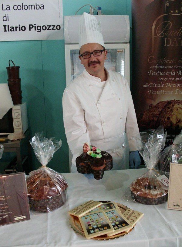 Un cuoco vicino a dolci pasquali