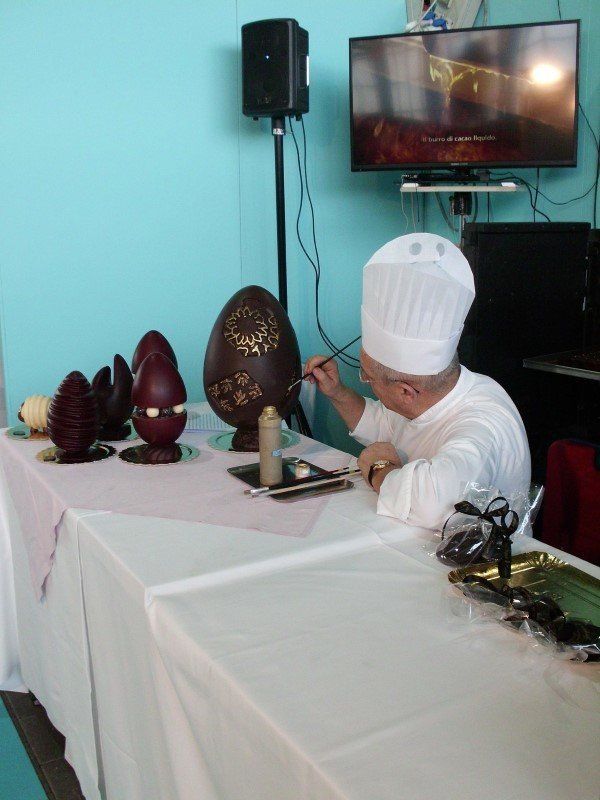 Un cuoco decora un uovo di Pasqua