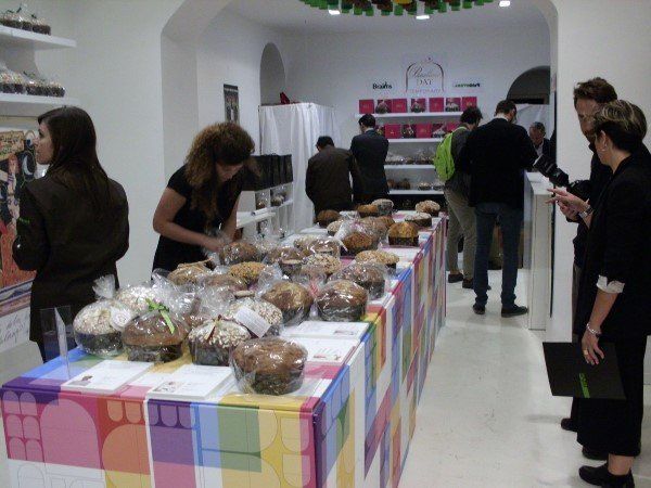 Tavolata con panettoni e colombe