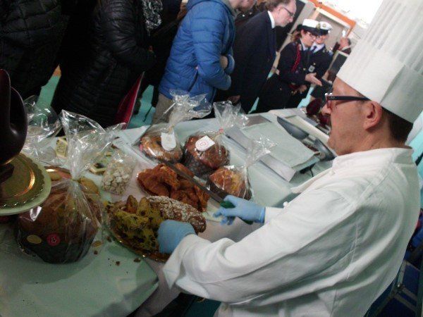 Un cuoco con dolci pasquali