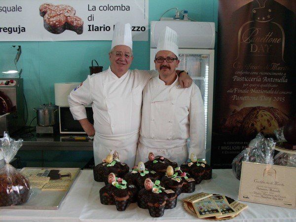 Due cuochi davanti a colombe pasquali
