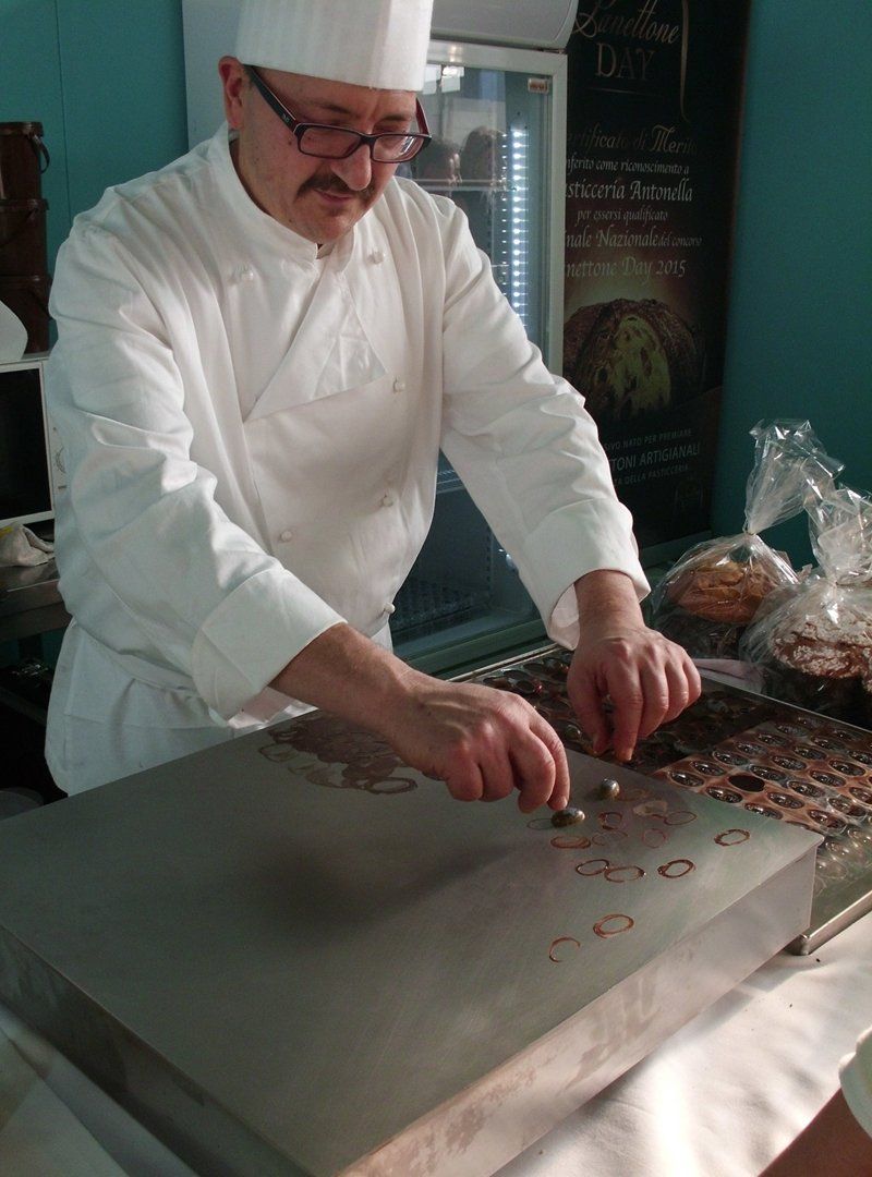 Un cuoco che prepara dolci