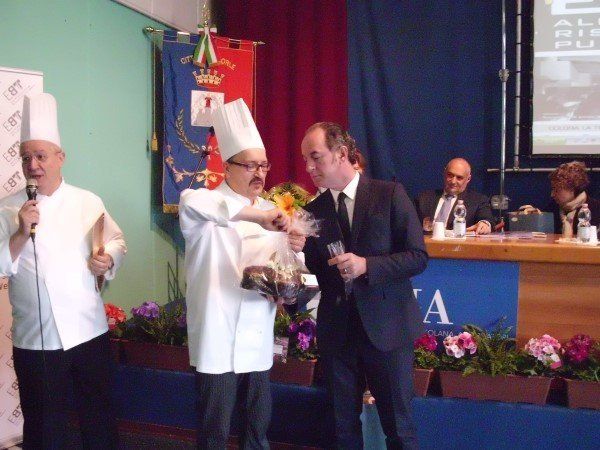 Due cuochi durante una premiazione