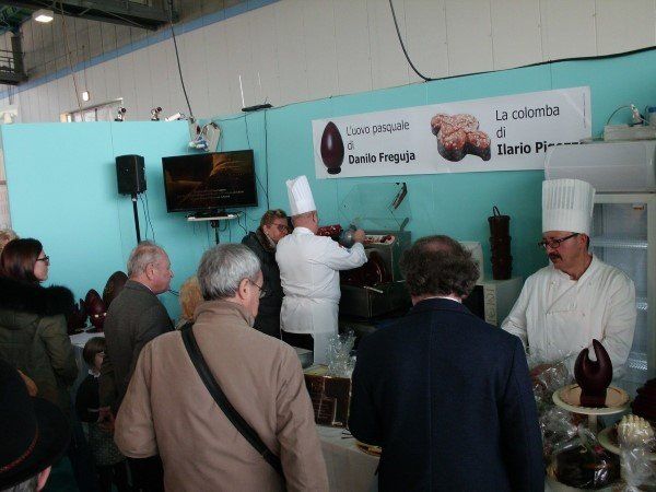 Presentazione uova di pasqua e colombe