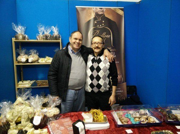 Due uomini e dolci pasquali