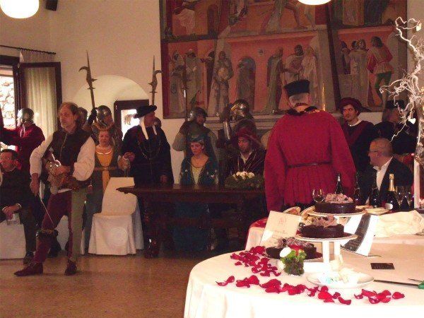 Evento con persone vestite con costumi storici