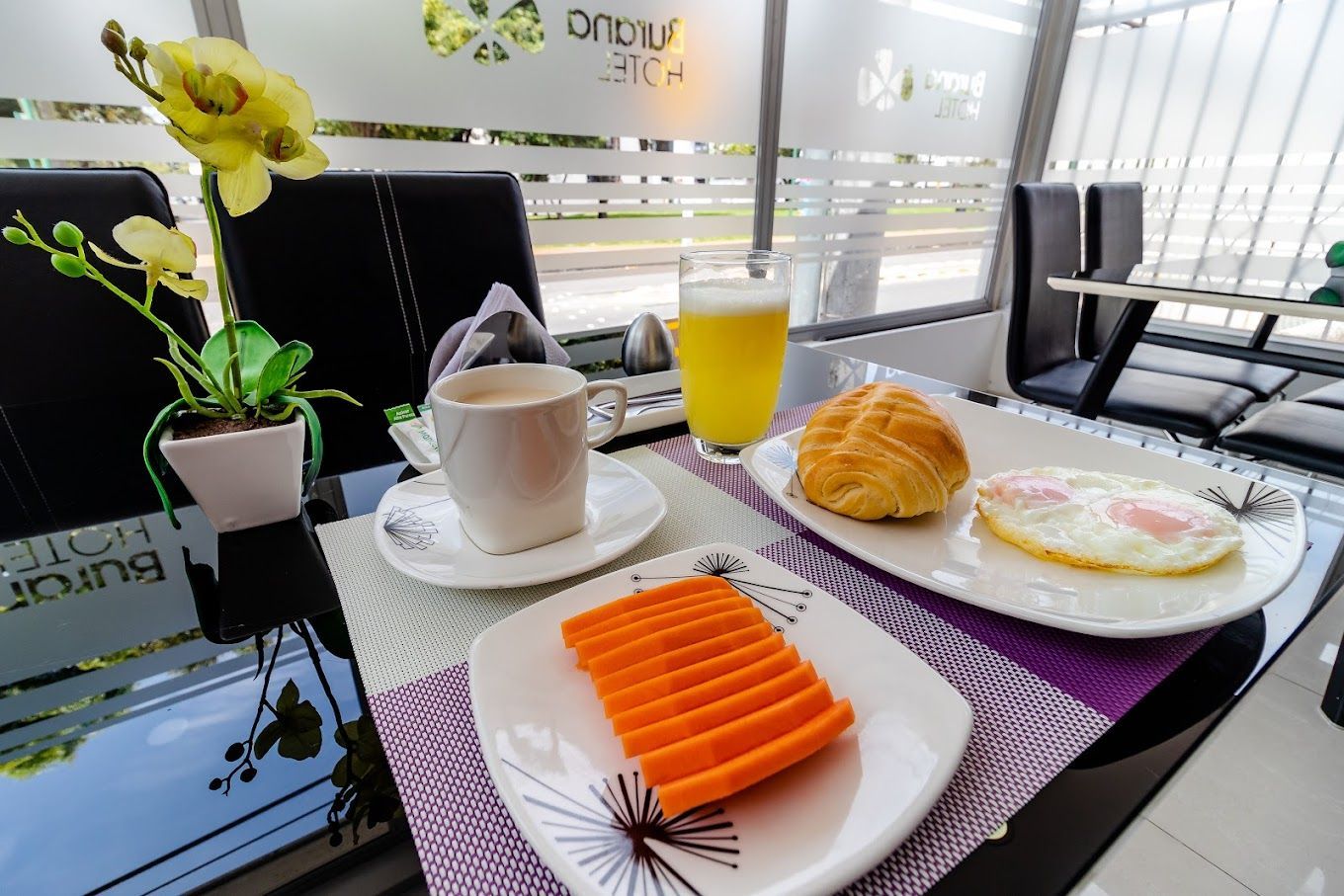 Una mesa cubierta con platos de comida y una taza de café.