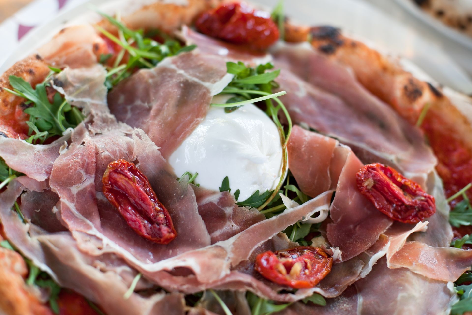 pizza prosciutto e pomodorini secchi