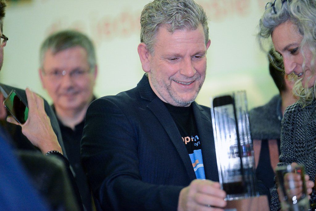 Sieger 2019 – AppPlusMobile GF Tobias Diestelkamp greift nach dem Pokal