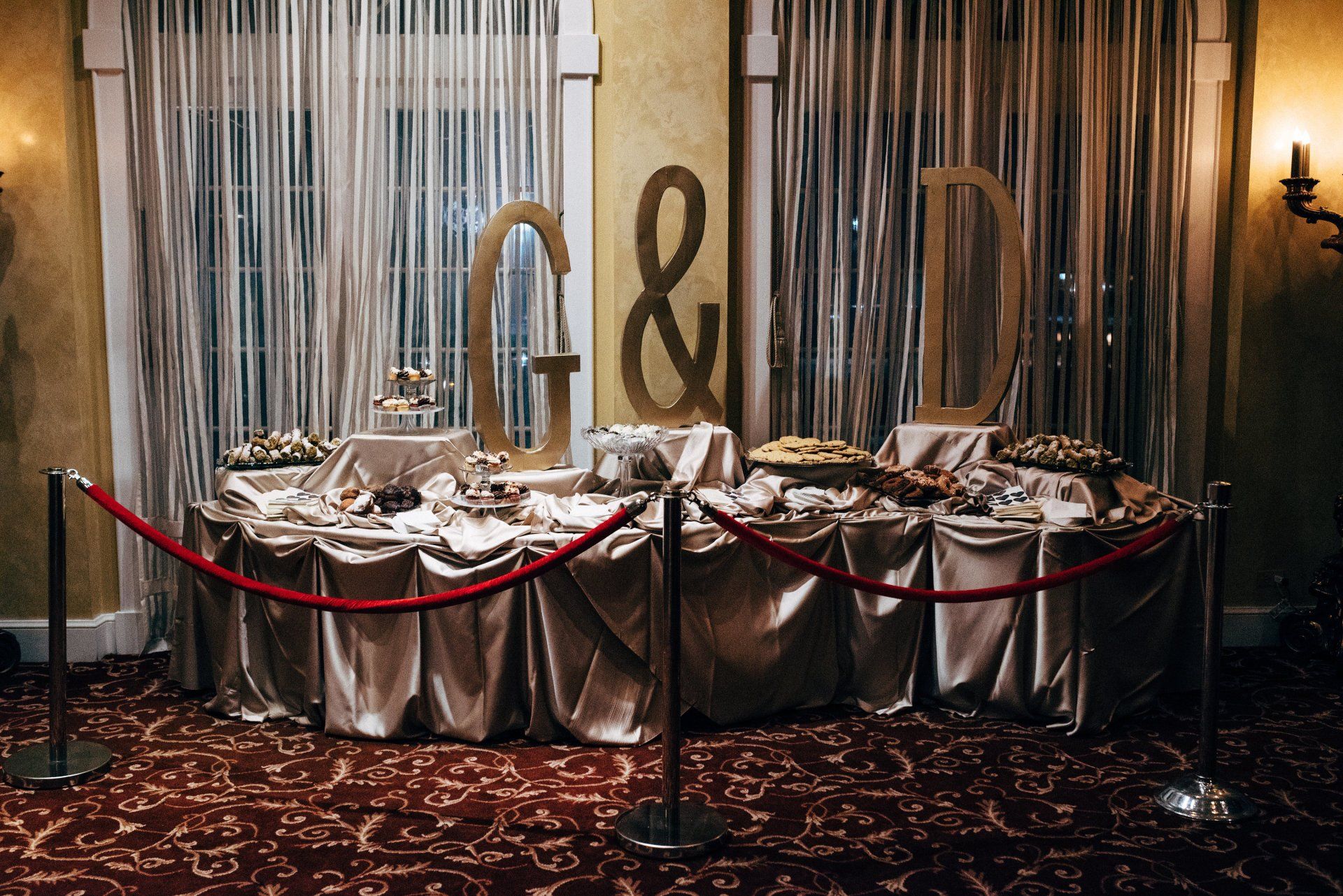 A table with a sign that says g & d on it