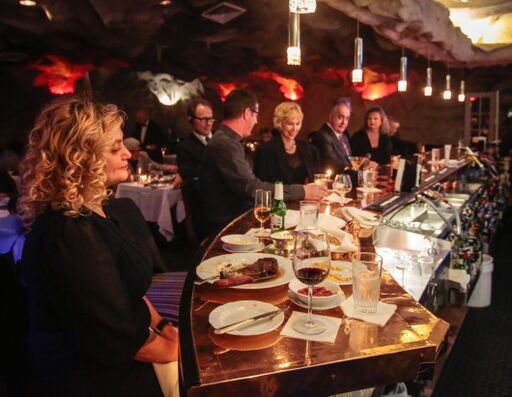 A group of people are sitting at a table in a restaurant.