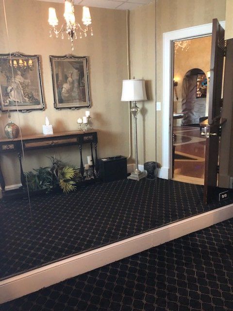 A room with a large mirror and a lamp