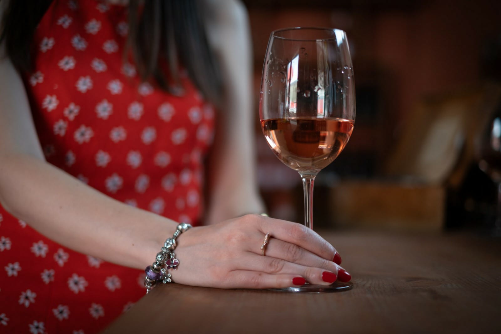 Donna con calice di vino