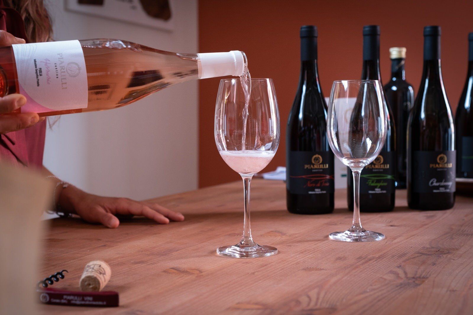 Vino versato in calice