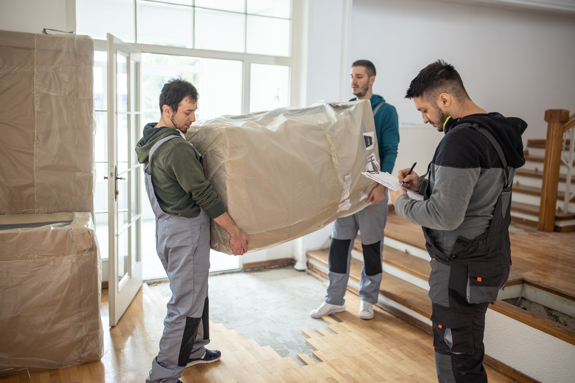 Removalist Checking if the Furniture is all Good - Melbourne, VIC - Work4U Group Pty Ltd