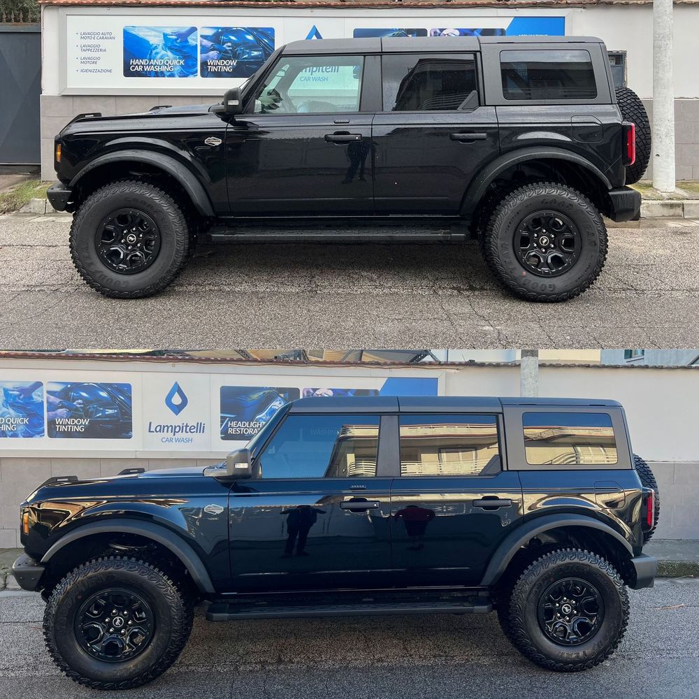 Due Ford Bronco neri parcheggiati uno accanto all'altro, mettono in mostra il loro design robusto e le capacità fuoristrada.