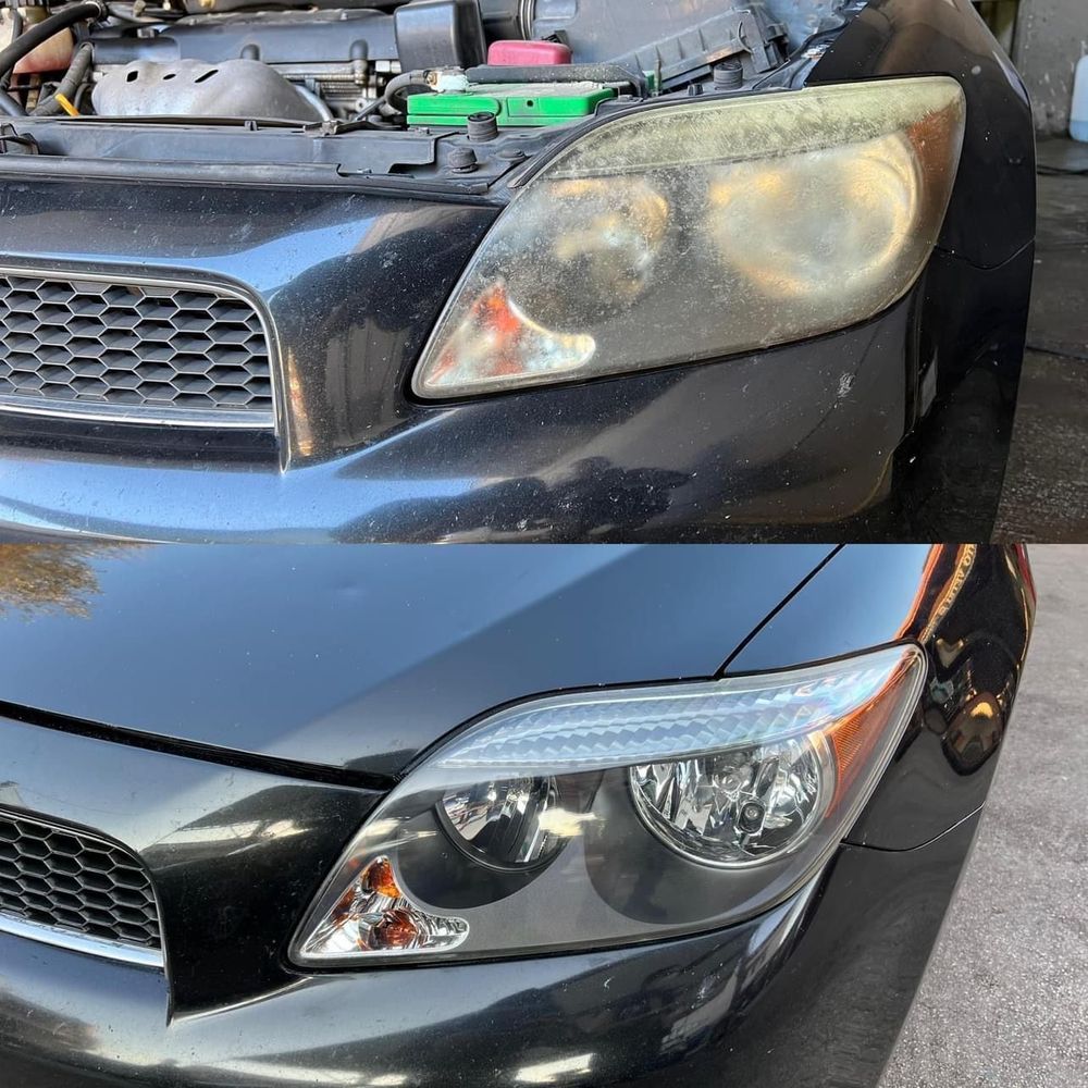 Prima e dopo il restauro dei fari di un'auto. Il faro superiore è opaco, quello inferiore è trasparente.