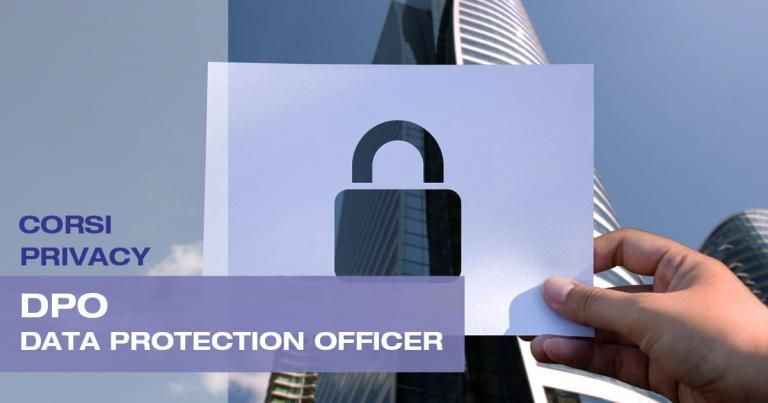 Mano che tiene in mano un ritaglio di carta raffigurante un lucchetto davanti a un grattacielo, con la scritta