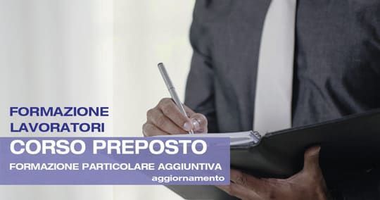 Uomo in giacca e cravatta che scrive su un quaderno; testo del corso in sovrimpressione: