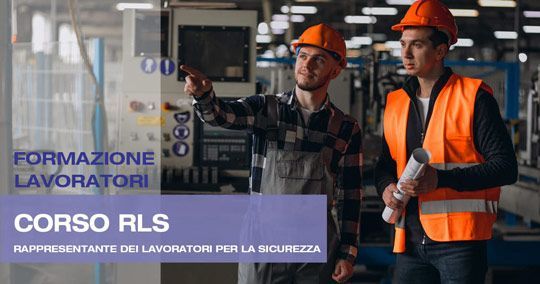 Due operai edili con giubbotti arancioni e caschi protettivi in una fabbrica. Testo: